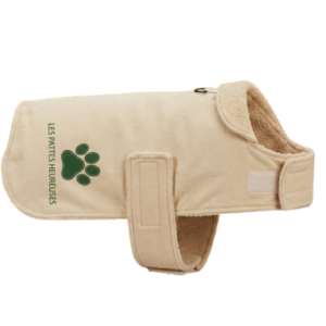 Manteau beige pour chien avec doublure douce et logo vert Les Pattes Heureuses sur fond transparent.